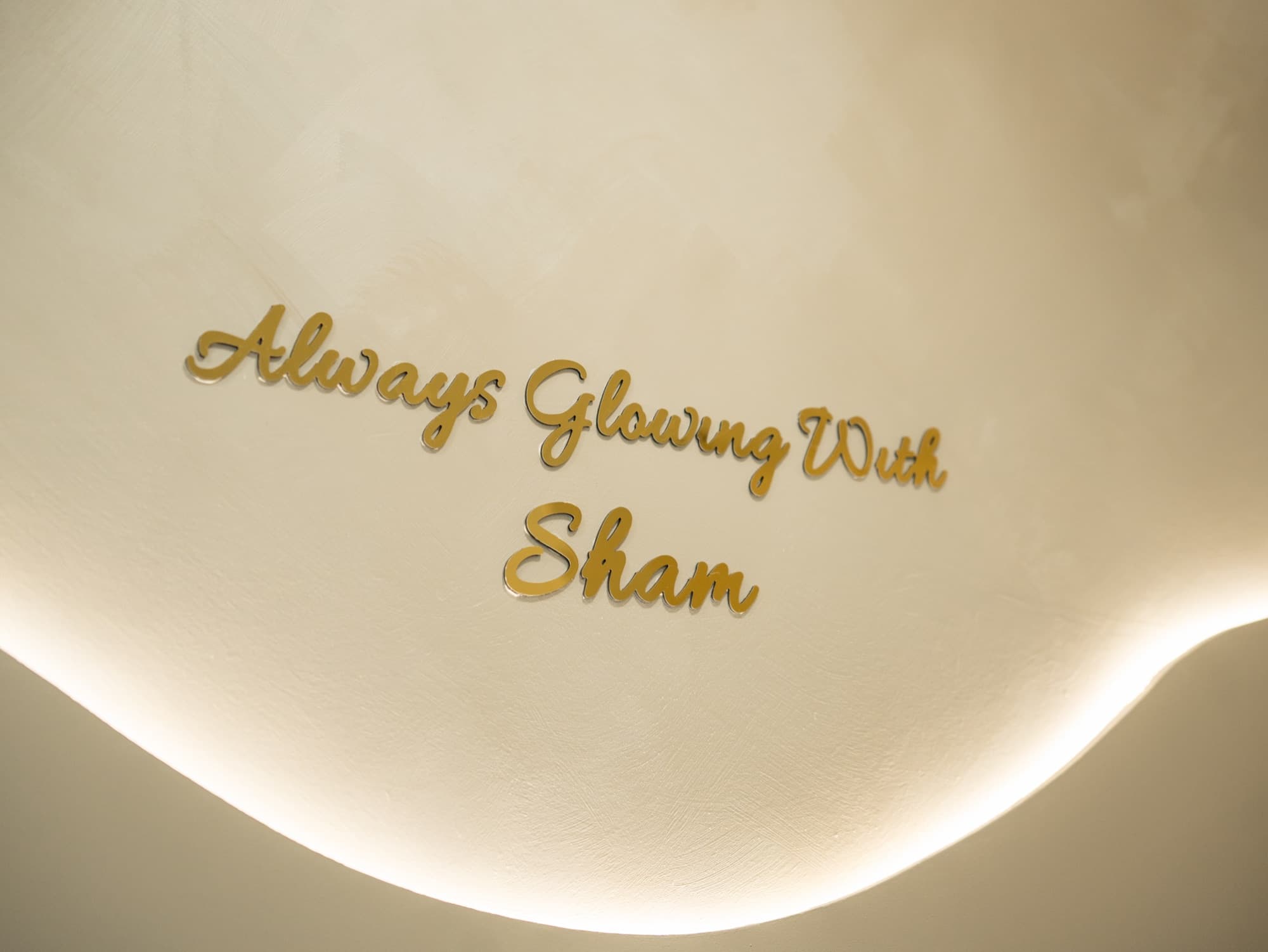 „Always Glowing With Sham“